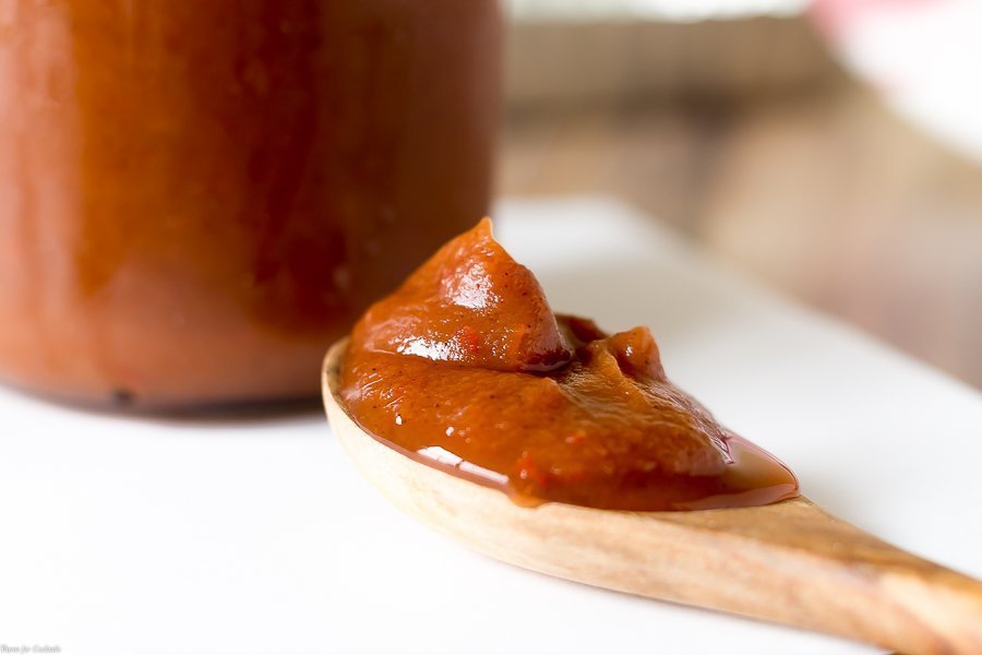 Close-up de receita de manteiga de maçã chipotle fogão lento na colher