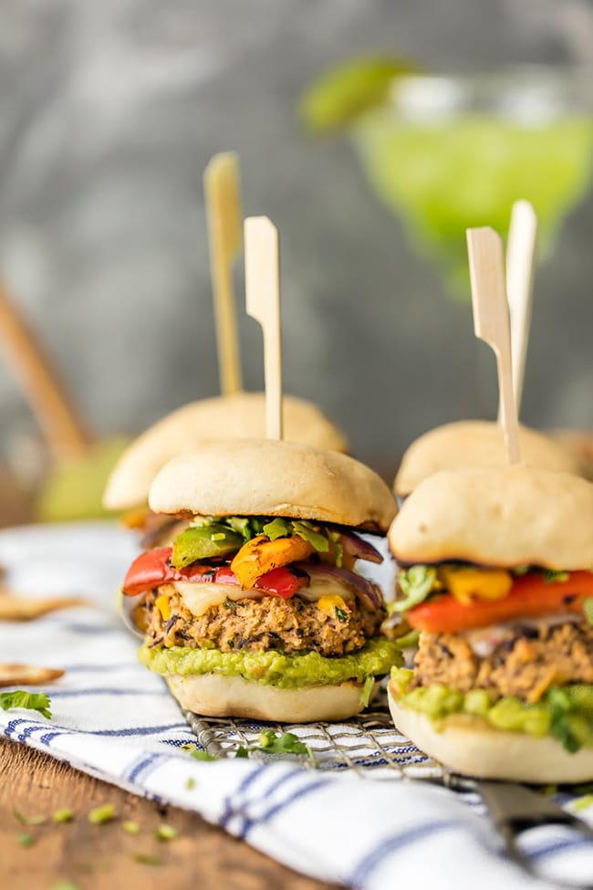 Hummus Fajita Sliders de hambúrguer de feijão preto | Cookie Novice