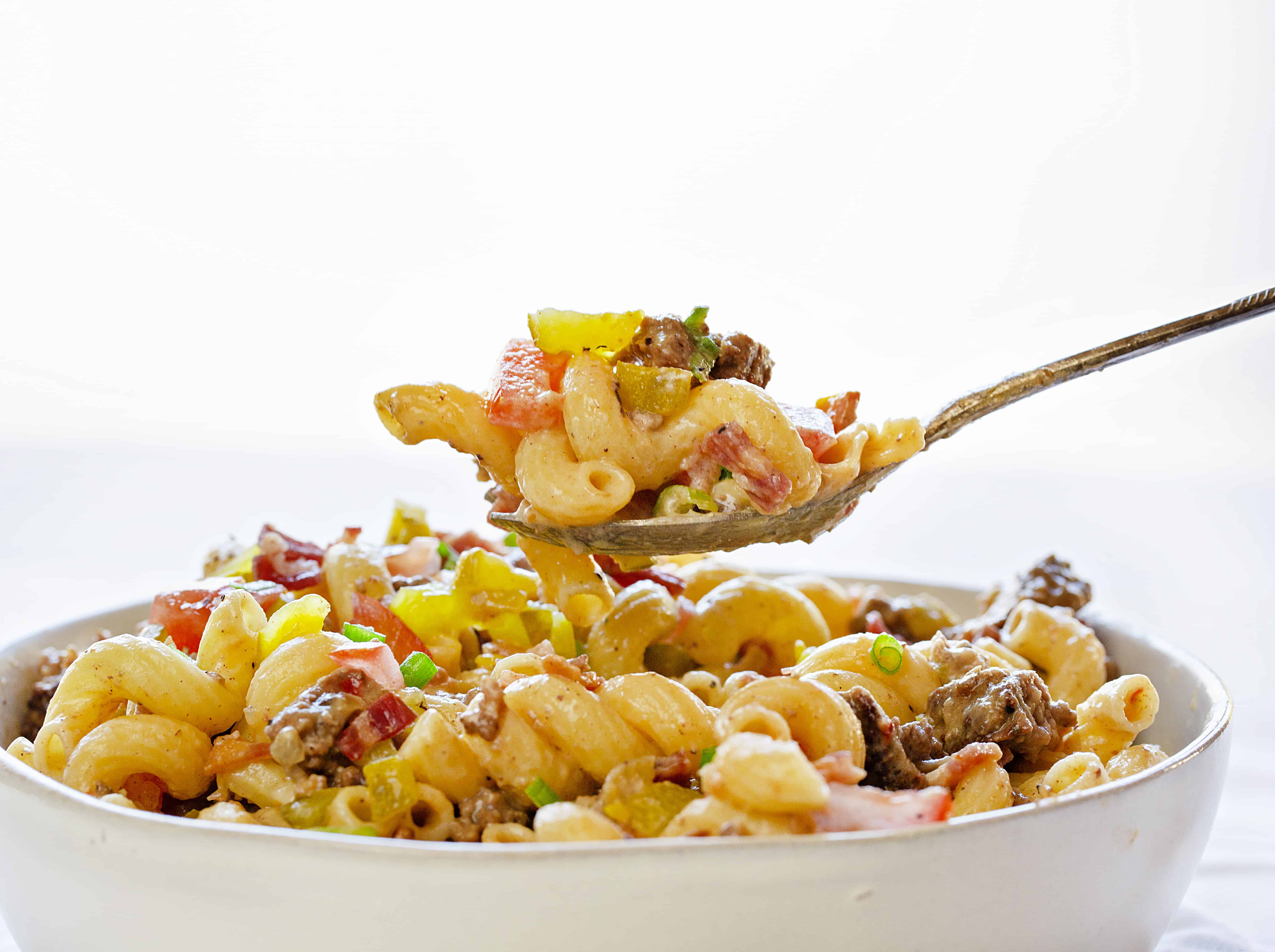 Pasta de hamburguesa con queso gourmet en una cuchara