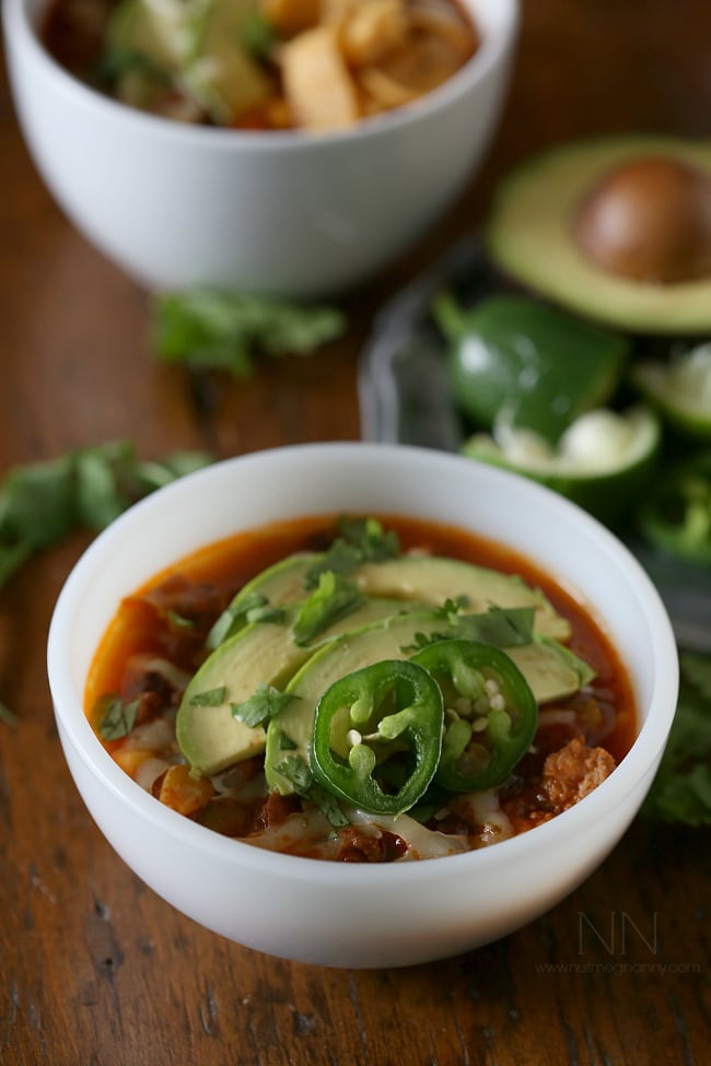 Este chouriço de taco de carne cozido lentamente é cheio de sabor e perfeito para aquelas noites frias de inverno. Sirva coberto com abacate, queijo e salgadinhos de milho para obter a tigela perfeita.