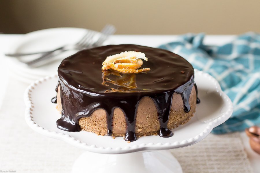 Seja a estrela da cena das sobremesas do feriado ao fazer esta receita de Cheesecake de chocolate e laranja picante com notas distintas de canela, especiarias e laranja.