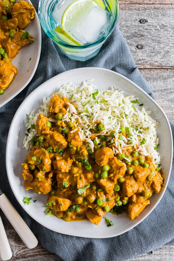 Este Instant Pot Chicken Tikka Masala é uma adição saborosa ao seu menu semanal. Ele é recheado com frango macio que nada em um molho espesso e picante com leite de coco e ervilhas servidas sobre arroz basmati. Super simples de fazer e cheio de sabor! 