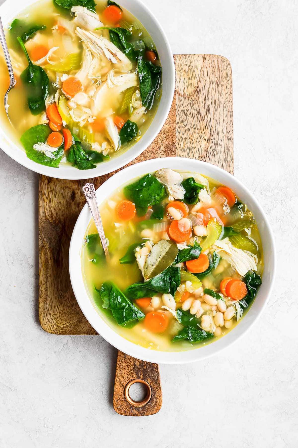 duas tigelas de sopa em uma tábua