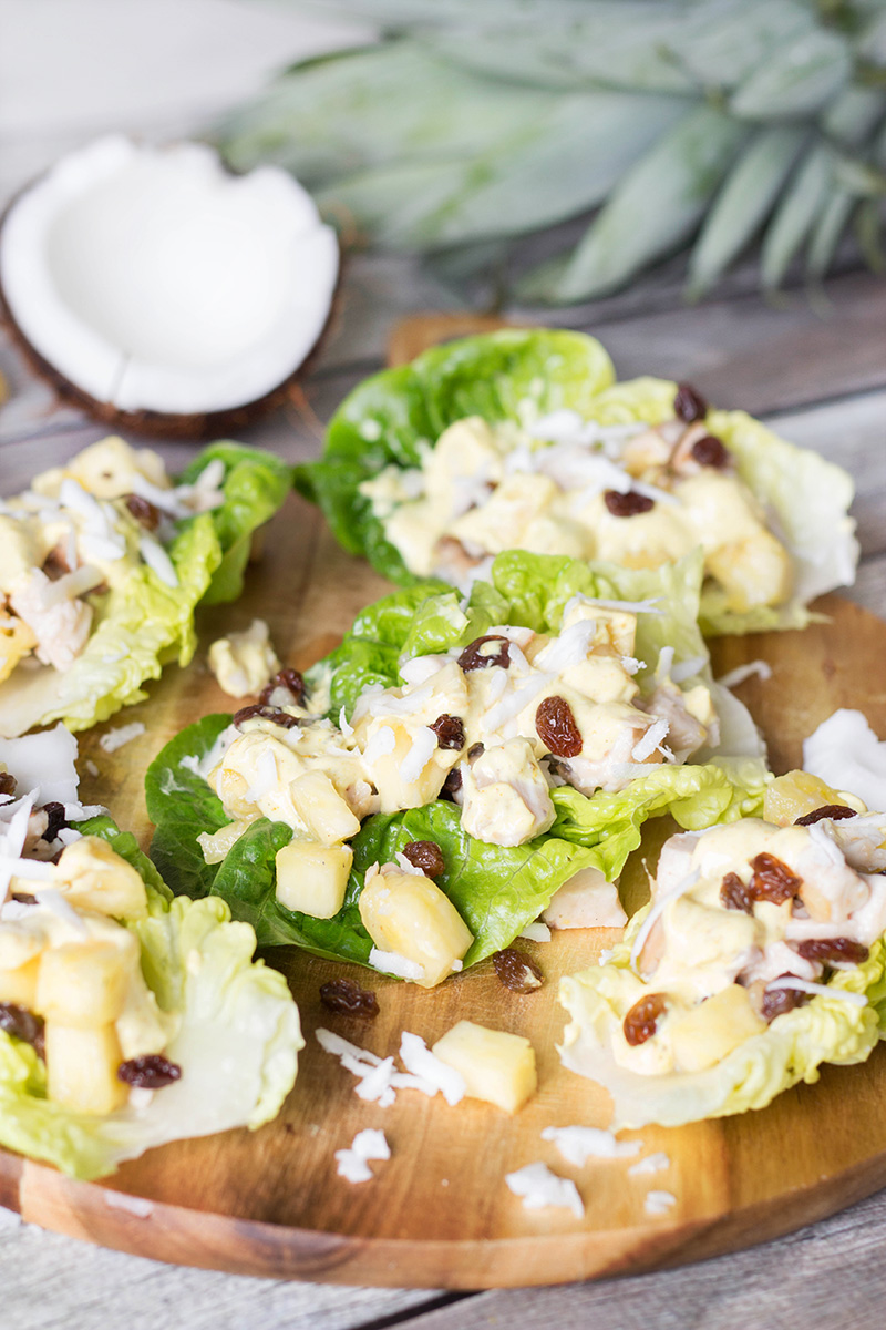Esta deliciosa salada de frango e curry vem do Caribe e também apresenta abacaxi, coco, passas e outras guloseimas! | cocinartheglobe.com
