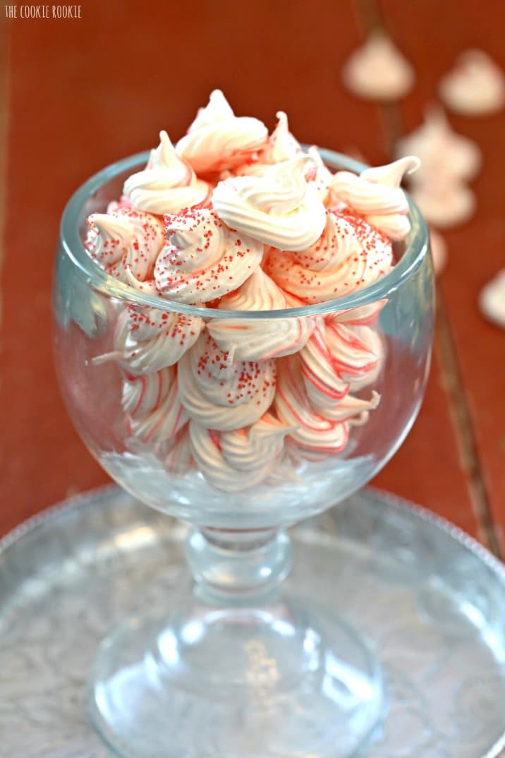 Merengues de framboesa! Alternativa de baixa caloria aos biscoitos! Perfeito para chás de bebê, namorados ou Natal! O | Cookie Novice