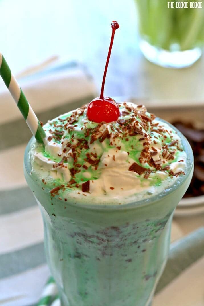 batido de trevo coberto com chantilly, cereja e chocolate