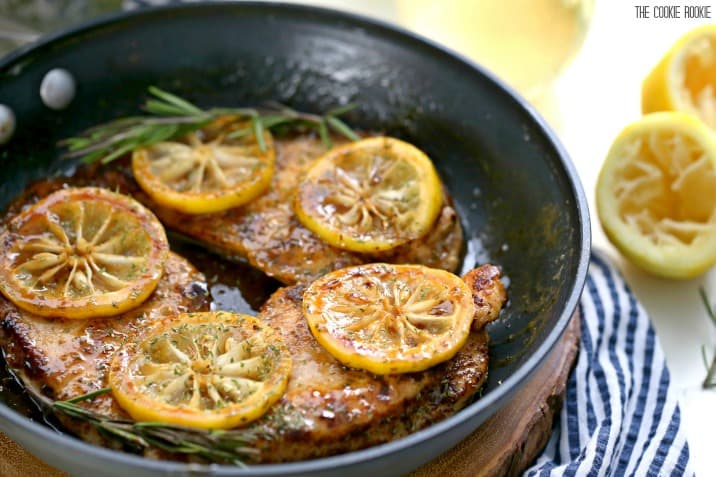 Frango fácil com limão e frigideira com vinho branco, nosso jantar favorito em qualquer panela! Tão delicioso e feito em menos de 30 minutos!
