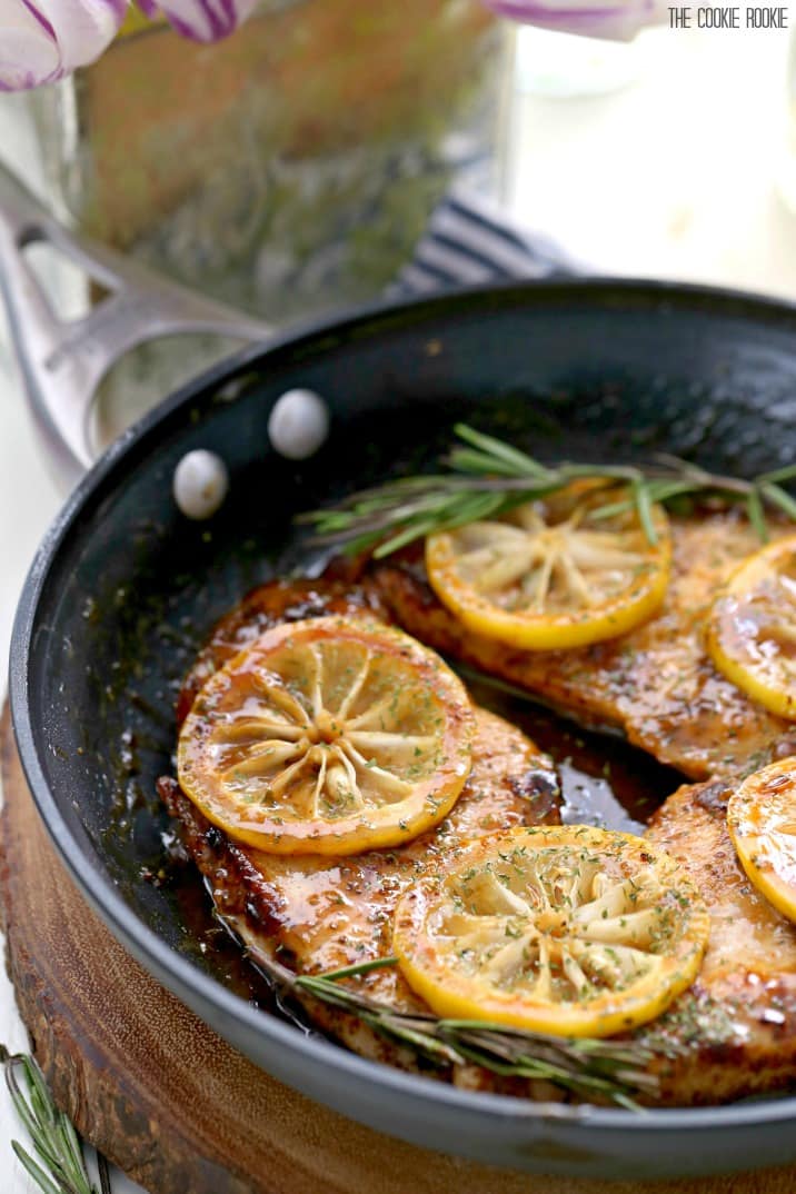 Frango fácil com limão e frigideira com vinho branco, nosso jantar favorito em qualquer panela! Tão delicioso e feito em menos de 30 minutos!