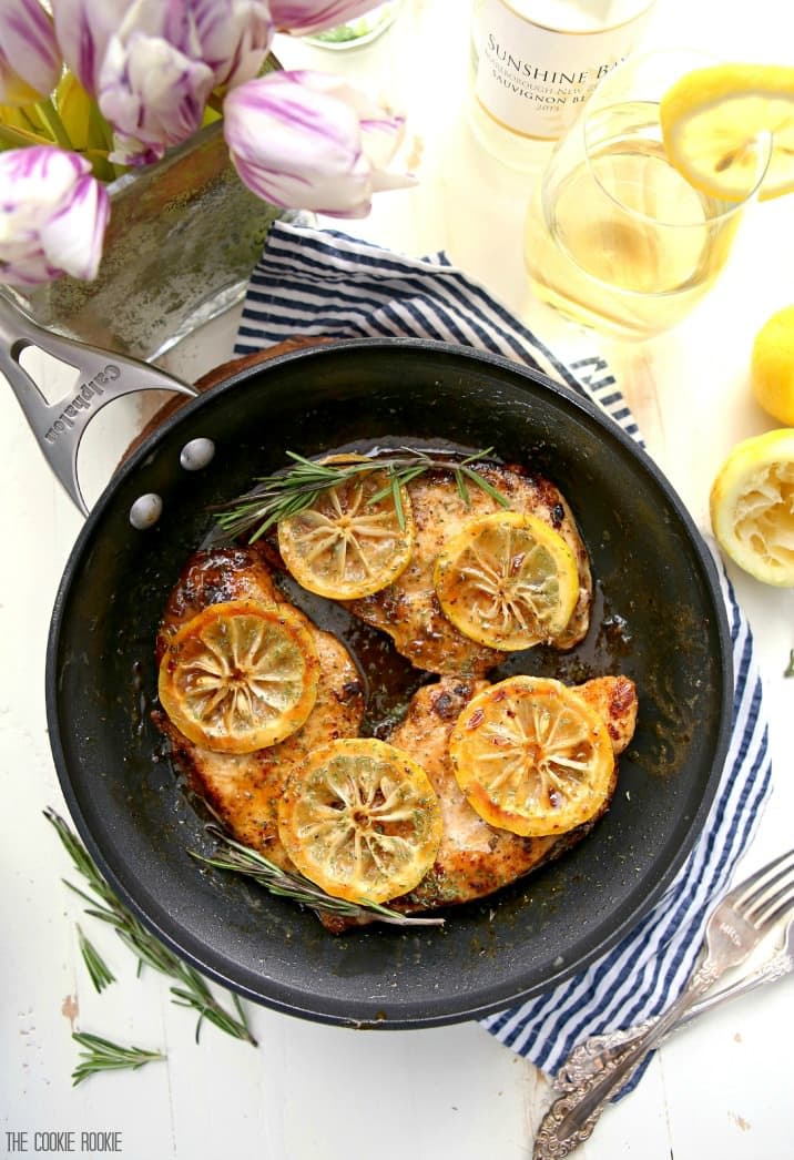 Frango fácil com limão e frigideira com vinho branco, nosso jantar favorito em qualquer panela! Tão delicioso e feito em menos de 30 minutos!