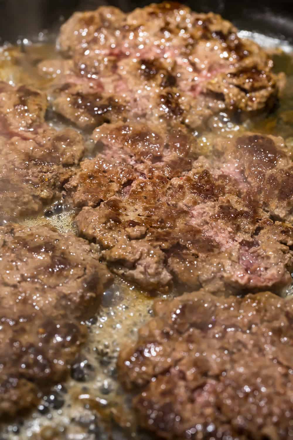 esmagar hambúrgueres na frigideira