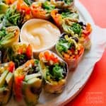 Estes rolos de verão de estilo mexicano são recheados com legumes frescos e mergulhados em um molho de chipotle defumado, você vai esquecer como eles são saudáveis!