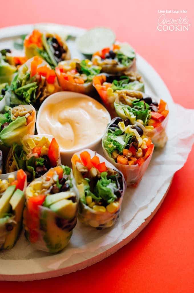 Rollos de verano al estilo mexicano en un plato con salsa