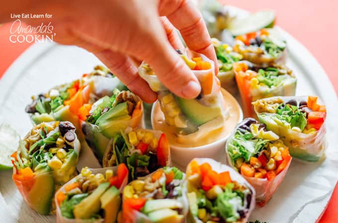 Rollitos de verano estilo mexicano bañados en salsa ahumada de chipotle