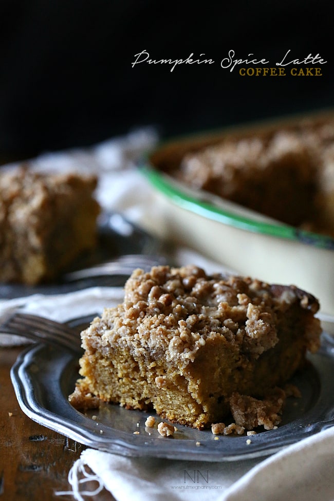 Este doce latte de abóbora com especiarias é a maneira perfeita de começar o seu dia. Cheio de especiarias de torta de abóbora e apenas um pouco de pó de café expresso. É como o seu café favorito com leite em forma de bolo.