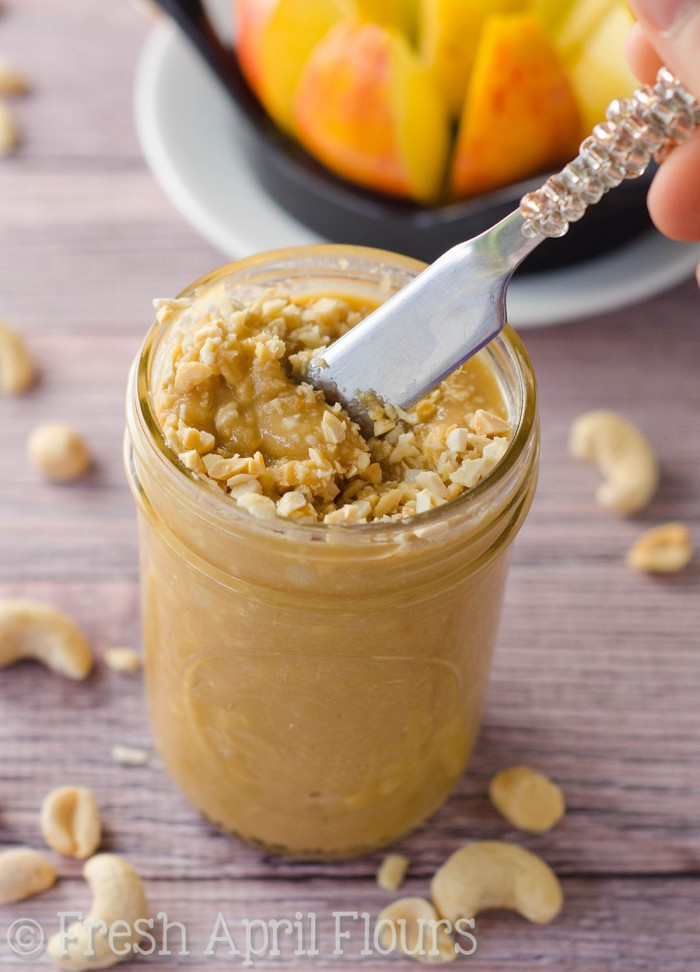 Manteiga de Amendoim com Manteiga de Amendoim Salgada - Doce e salgada, naturalmente caseira com manteiga. Você tem apenas 4 ingredientes e apenas a alguns minutos de desfrutar da sua nova manteiga de nozes caseira favorita!