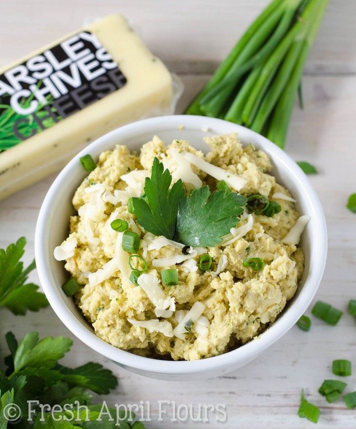 Hummus de salsa e cebolinha de queijo: hummus caseiro fácil temperado com ervas frescas e chutou um entalhe com salsa e queijo de cebolinha.