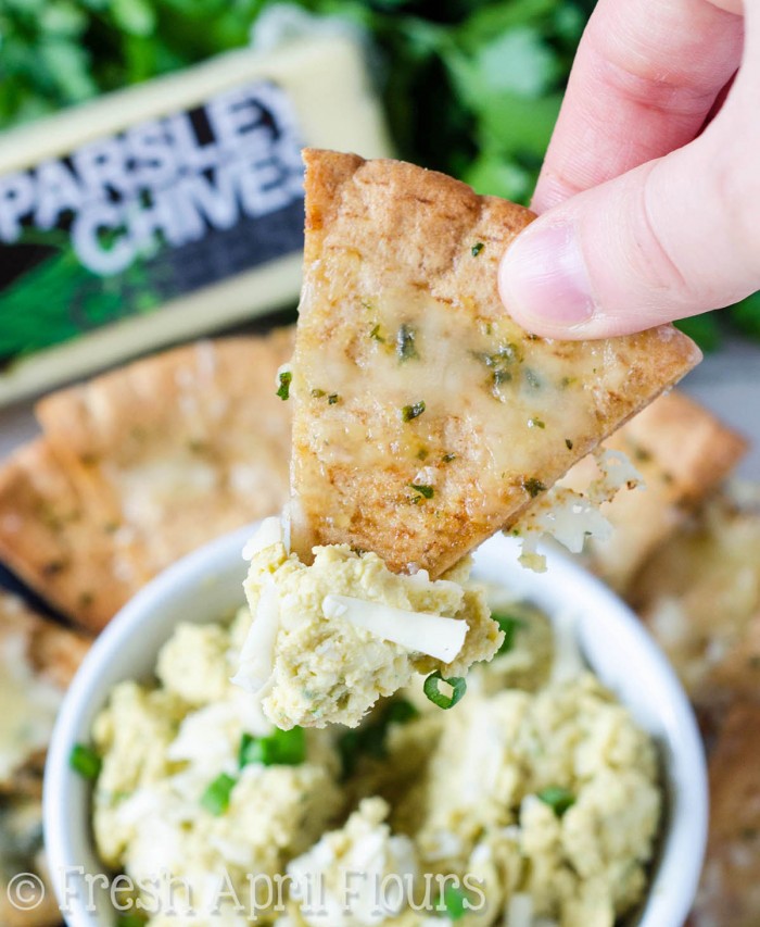 Hummus de salsa e cebolinha de queijo: hummus caseiro fácil temperado com ervas frescas e chutou um entalhe com salsa e queijo de cebolinha.