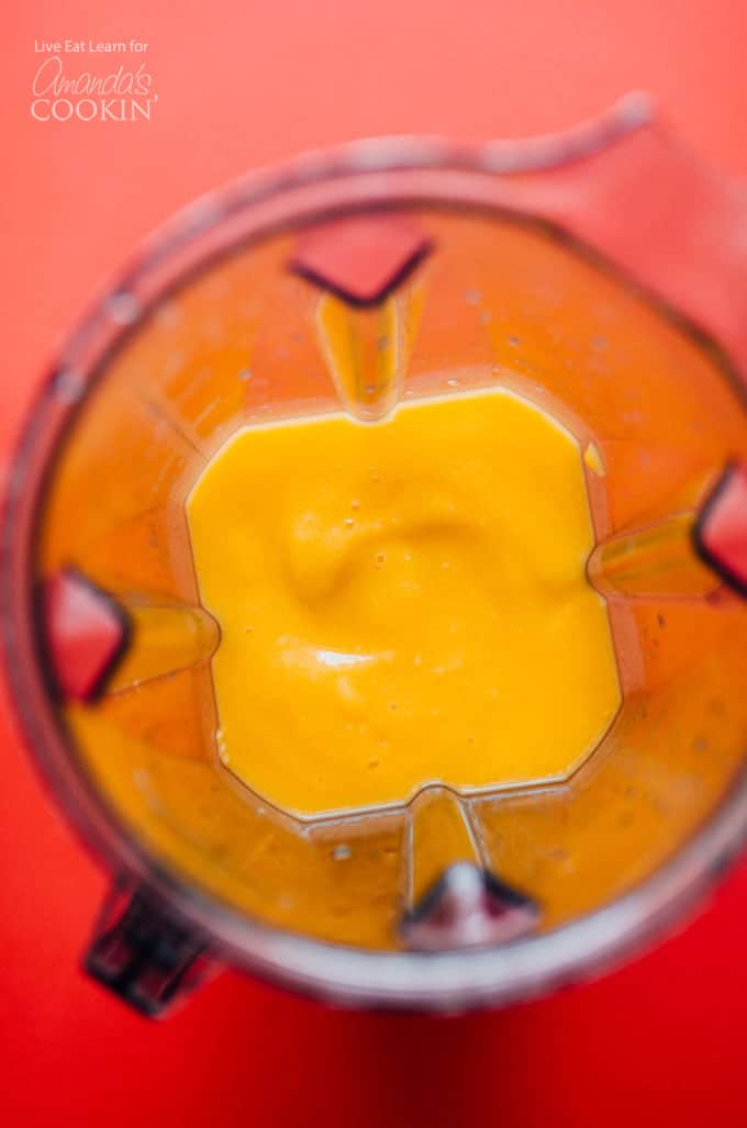Mango margarita granizado en una licuadora