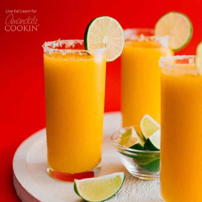 Mango Margarita Slush en un vaso.