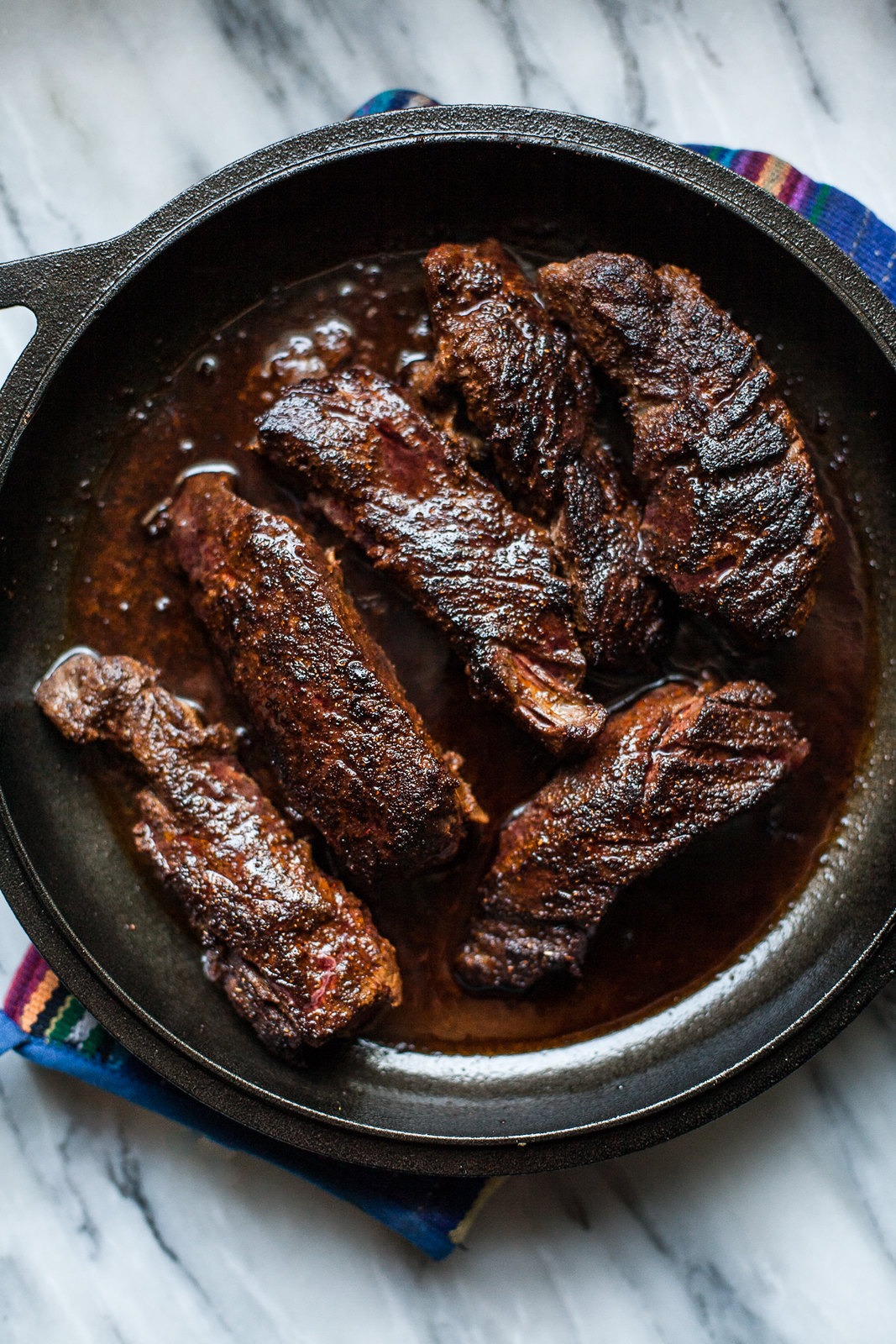 Bife de cabide aromatizado com toupeira com molho de abacate e morango