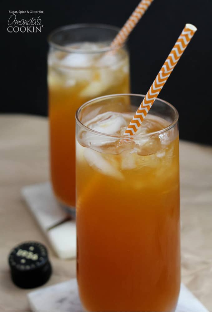 Cocktail de abóbora e caramelo em copos altos com canudos