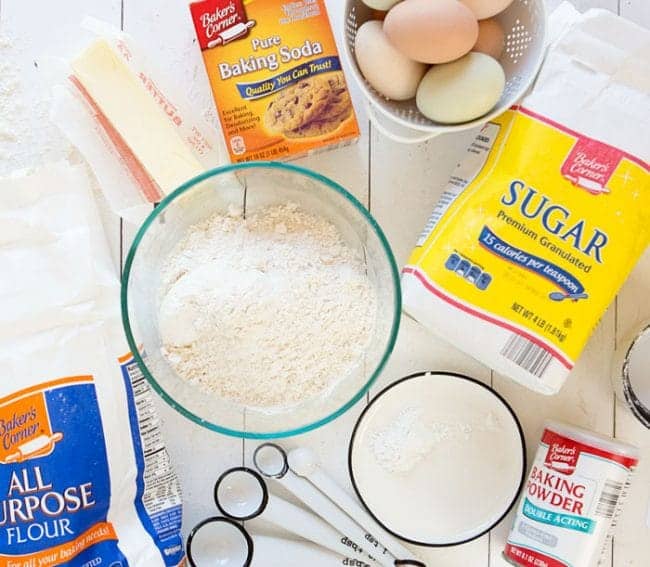 ¡Todos los ingredientes de Baker's Corner necesarios para hacer un pastel!