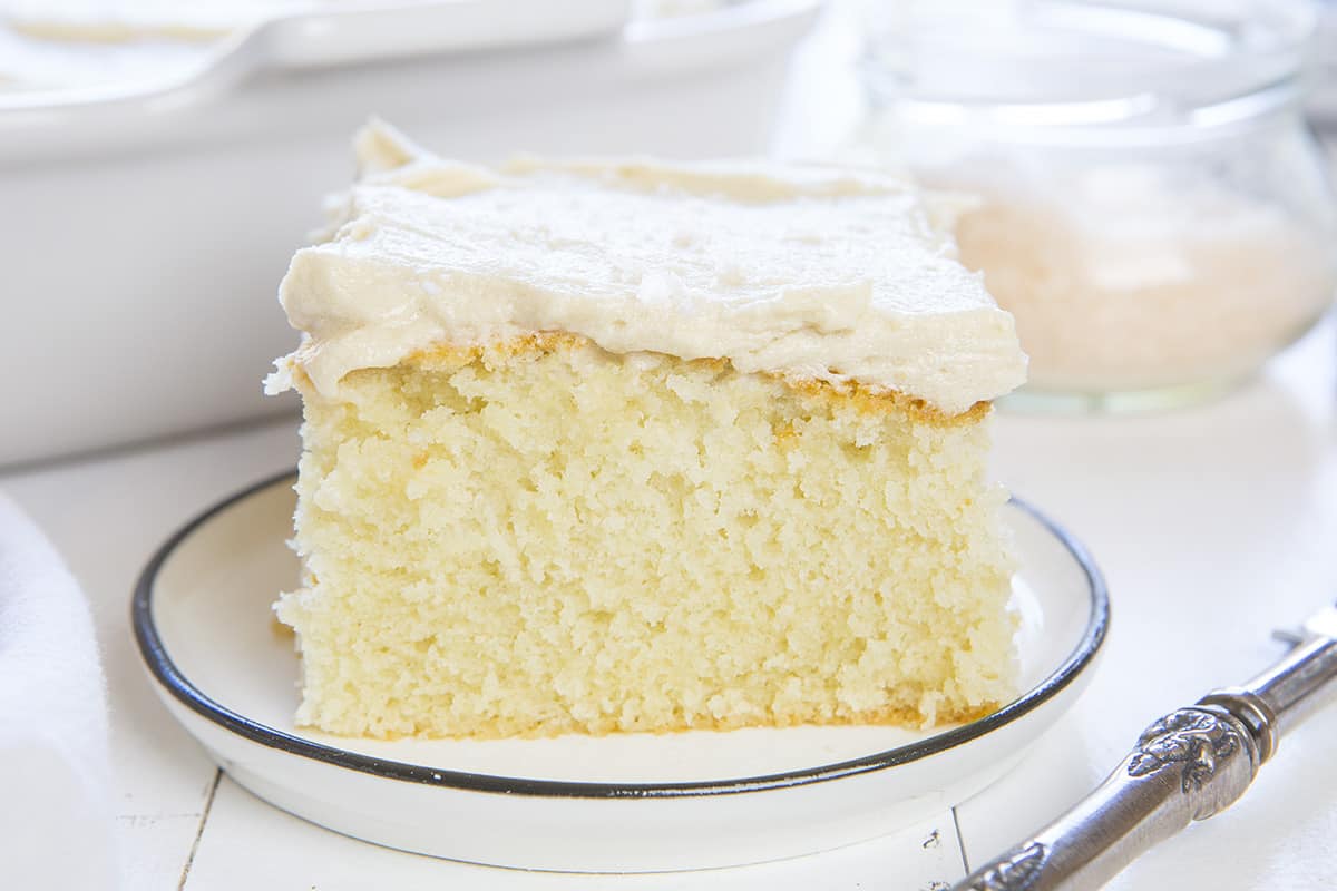 Pastel de merienda con glaseado de caramelo salado
