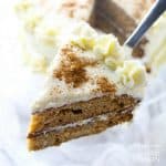 Este bolo de especiarias tem todos os sabores clássicos do outono: abóbora, canela, tempero de maçã, até uma pitada de melaço e depois coberto com uma cobertura de queijo creme.