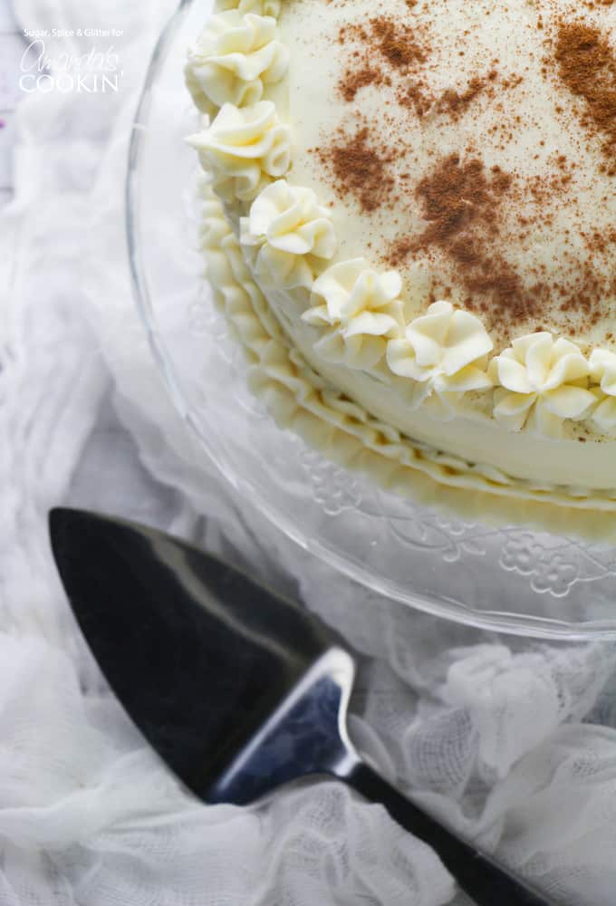 ¡Esta receta de pastel de especias es tan fácil y TAN deliciosa! Pastel de especias encima de tiro