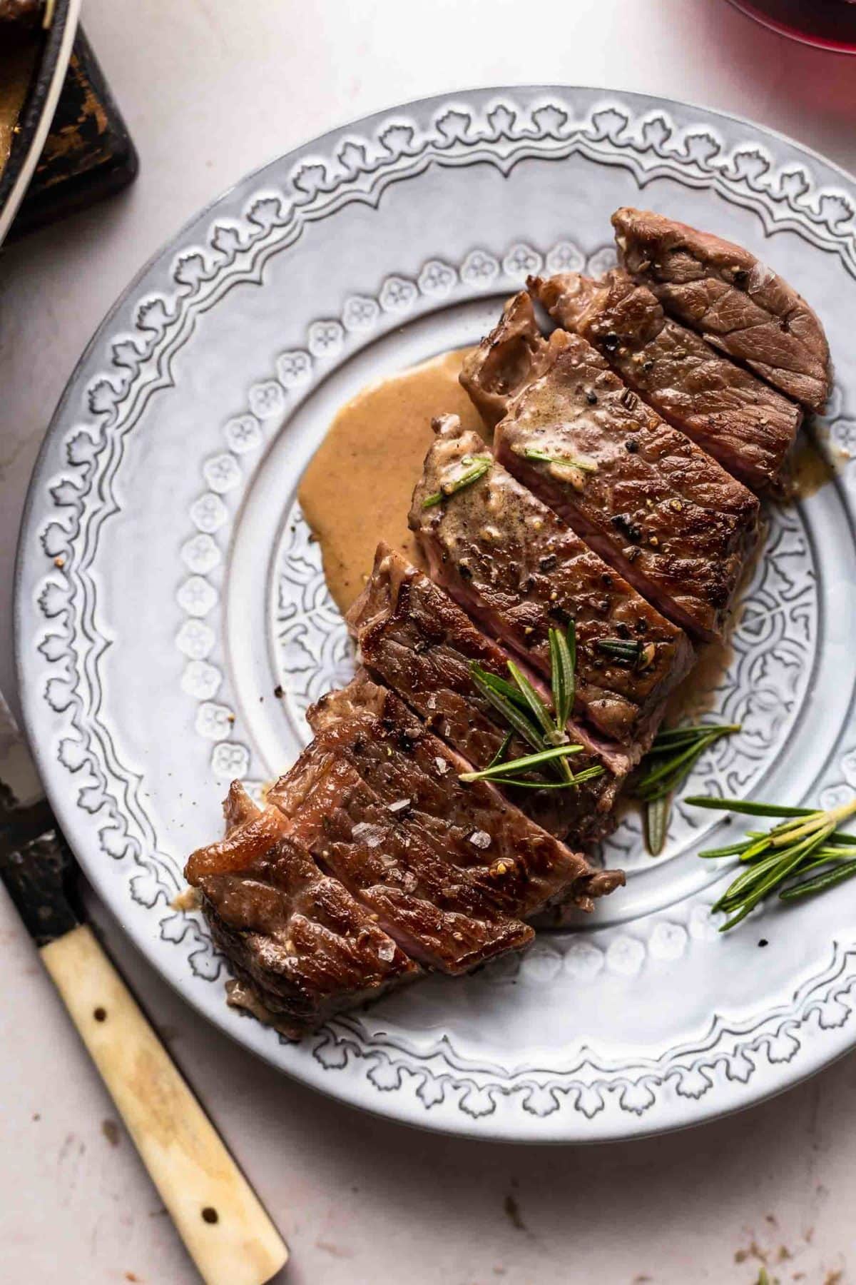 prato de bife com alecrim e molho de natas