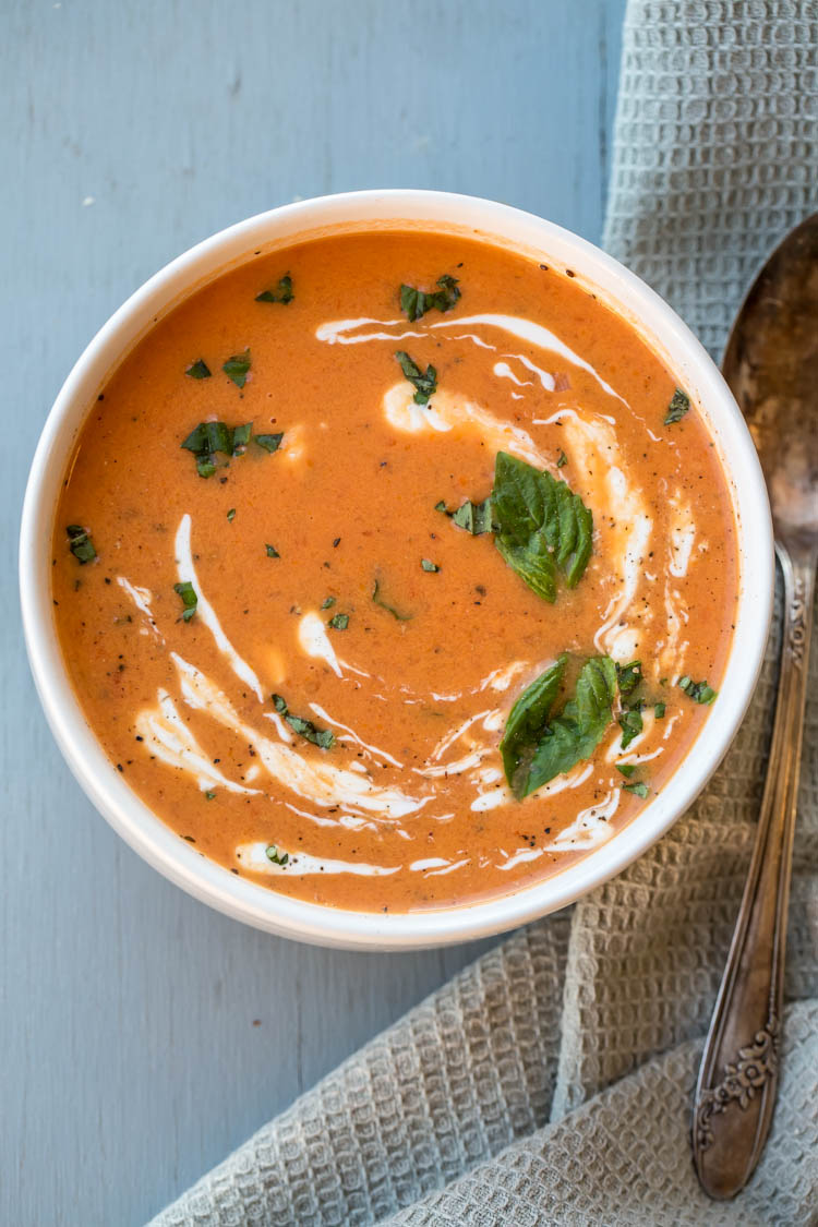 Receita de sopa de tomate torrado cremoso, feita a partir do zero.
