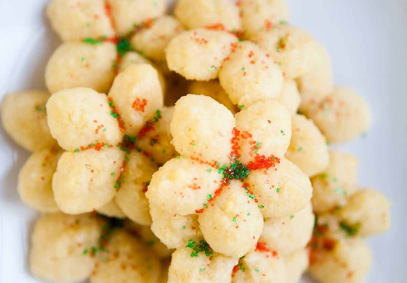 Vista aérea de Spritz Cookies na chapa branca 