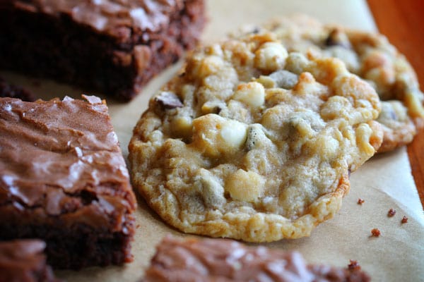 Sanduíche Crownie ~ Brownie de chocolate decadente imprensado entre dois biscoitos de chocolate e coberto com molho de chocolate quente