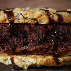 Sanduíche Crownie ~ Brownie de chocolate decadente imprensado entre dois biscoitos de chocolate e coberto com molho de chocolate quente
