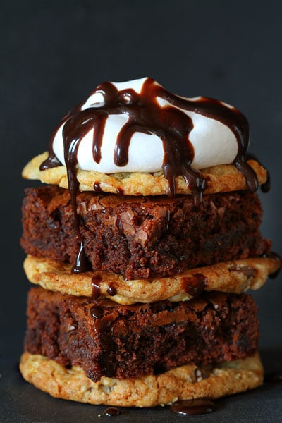 Sanduíche Crownie ~ Brownie de chocolate decadente imprensado entre dois biscoitos de chocolate e coberto com molho de chocolate quente