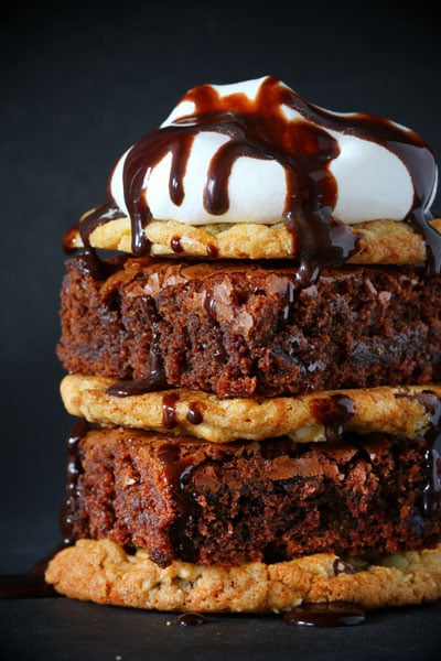 Sanduíche Crownie ~ Brownie de chocolate decadente imprensado entre dois biscoitos de chocolate e coberto com molho de chocolate quente