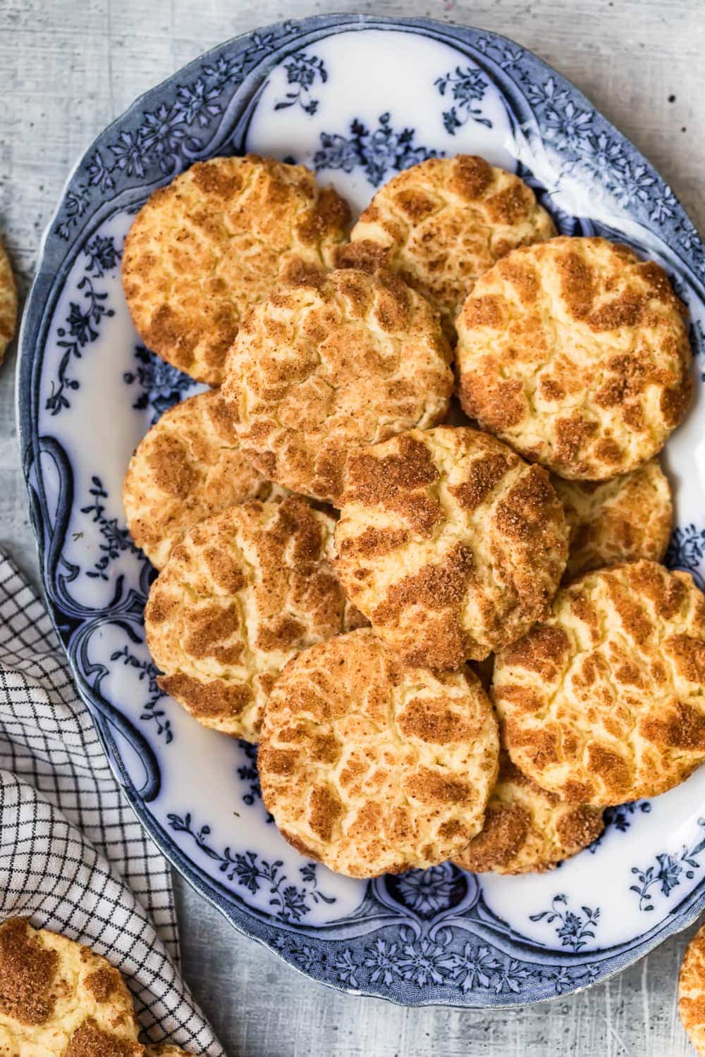 Snickerdoodles em uma travessa