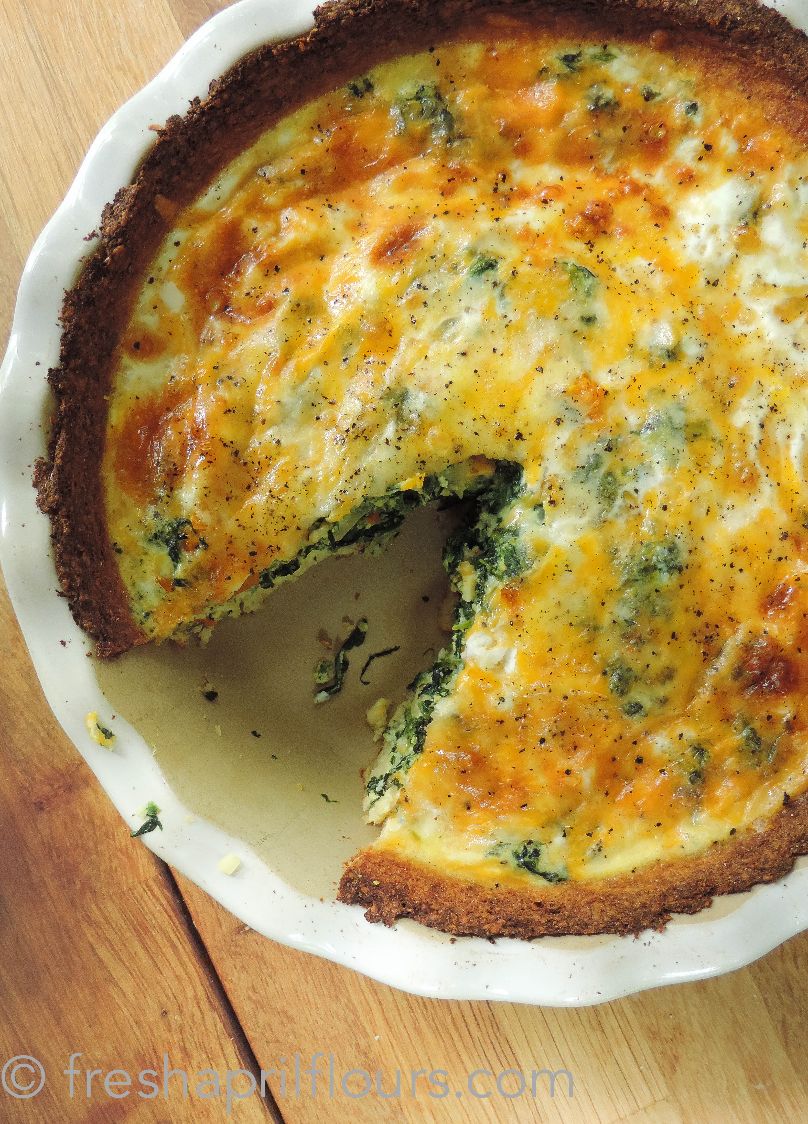 Quiche de legumes com crosta de queijo e couve-flor - você nunca mais pensará na crosta da mesma forma. Confie em mim!