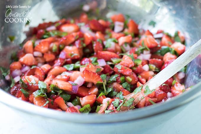Ingredientes do molho de morango na tigela