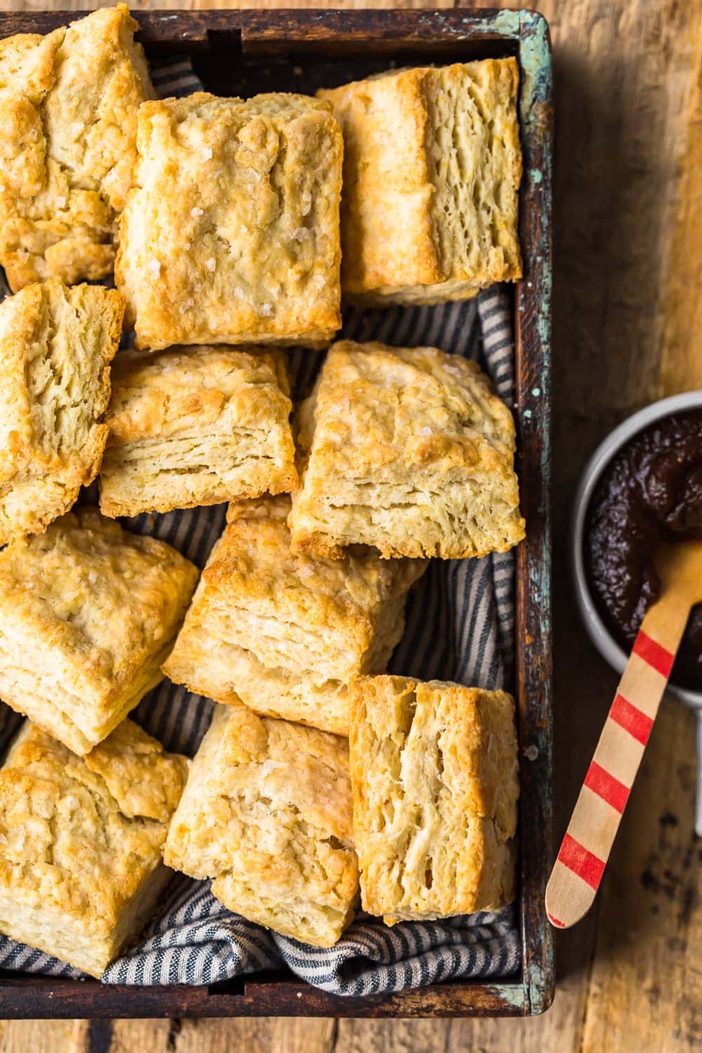 Biscoitos empilhados em uma bandeja pronta para servir
