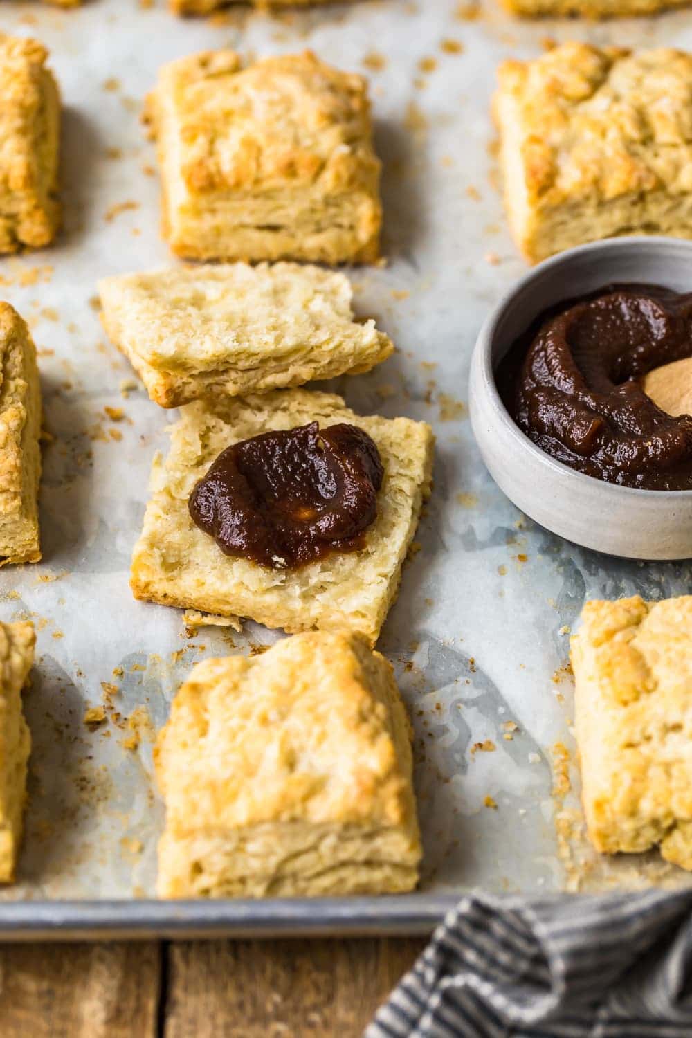 Biscoitos de soro de leite coalhado fáceis de cortar ao meio e espalhar com um molho