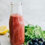 Este molho para salada de vinagrete de mirtilo está pronto em apenas 5 minutos e requer apenas alguns ingredientes.  Atualize seus legumes neste verão com um molho refrescante de mirtilo!