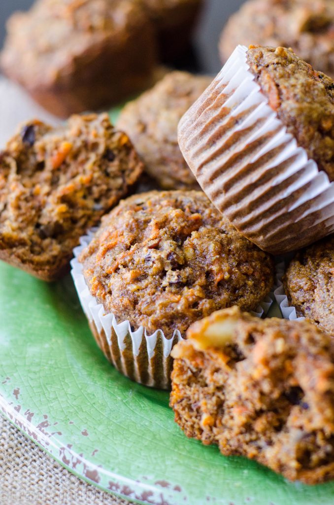 Muffins de Glória da Manhã - Muffins deliciosos de trigo integral cheios de frutas, legumes, nozes e sementes de linhaça para encher você no café da manhã.
