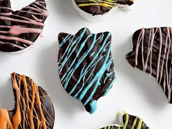 Marshmallows caseiros mergulhados em chocolate