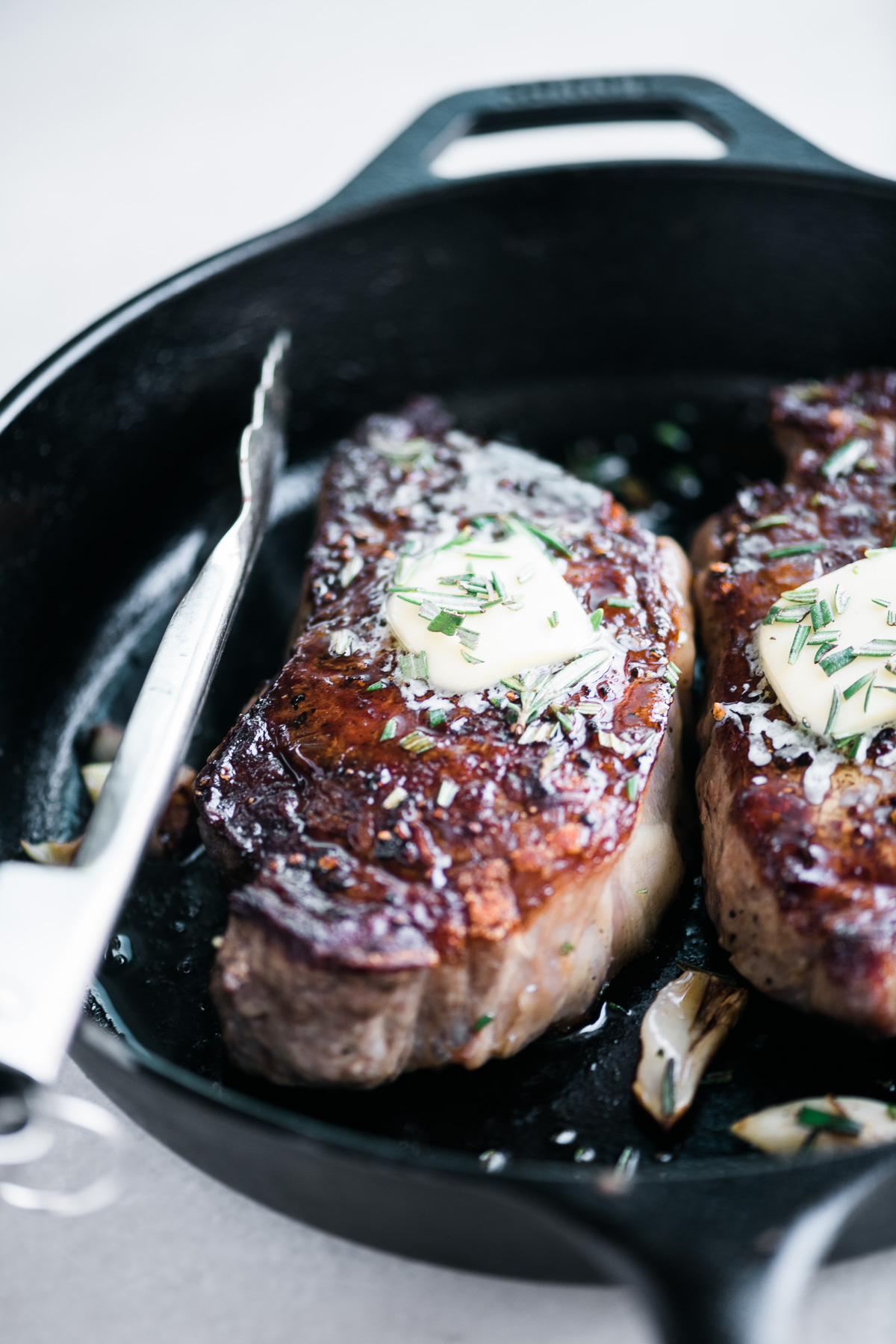 cozinhar um bife em uma frigideira de ferro fundido