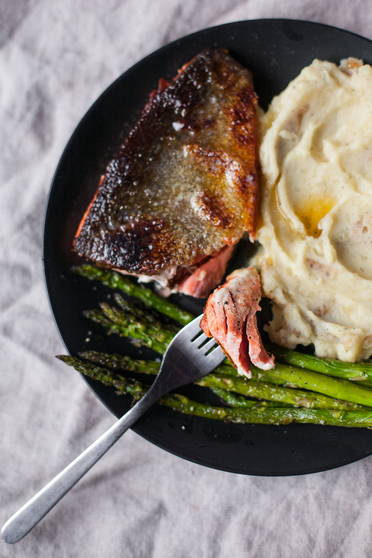 Salmão crocante com manteiga de mel + Como obter uma pele crocante de salmão (Paleo)