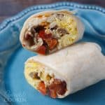 Eu preparo esses burritos do café da manhã para congelar, para garantir que comemos antes de fugir. Esta é uma ótima opção de café da manhã para uma vida em ritmo acelerado!