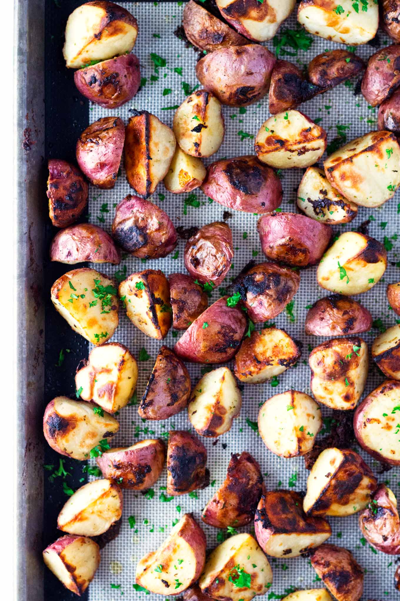Essas batatas ranchero assadas são perfeitamente temperadas com molho, manteiga e azeite de oliva, e depois assadas com perfeição no forno. 