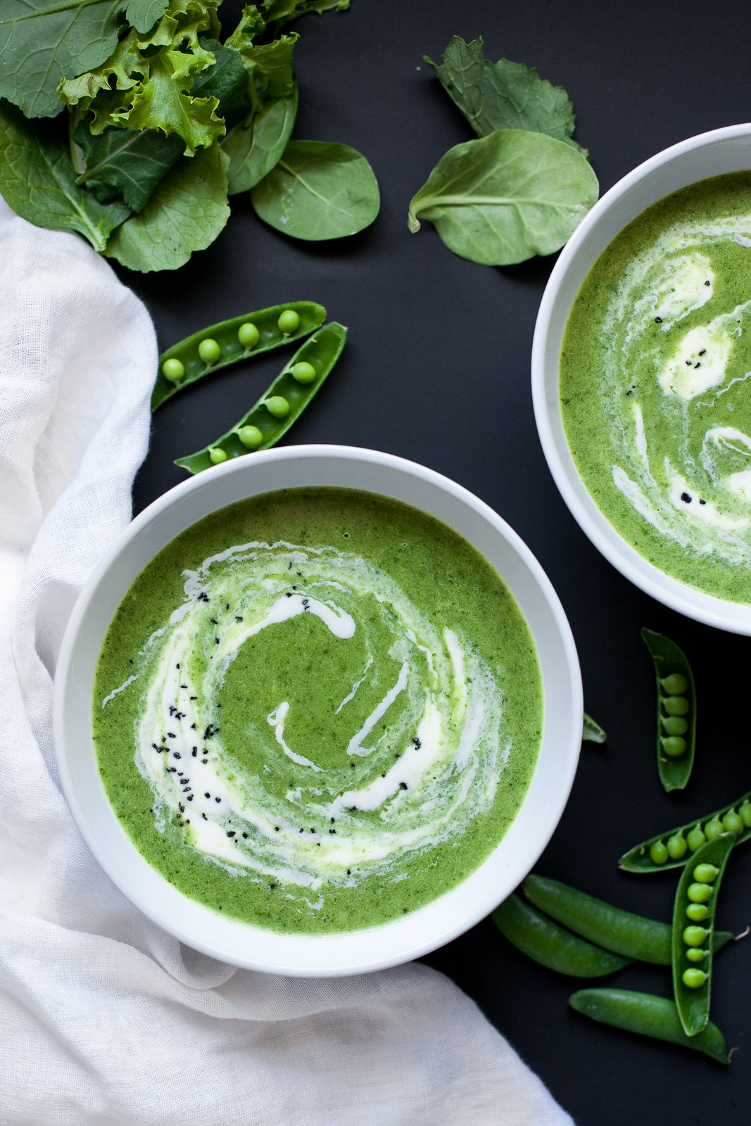 Sopa verde primavera com ervilhas snap (versões paleo e vegana)