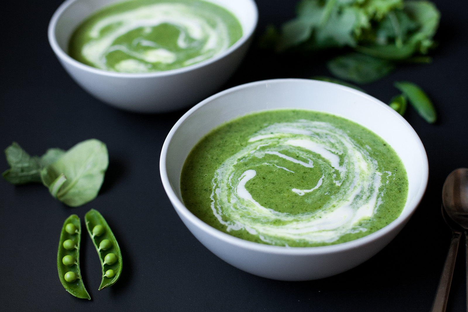 Sopa verde primavera com ervilhas snap (versões paleo e vegana)